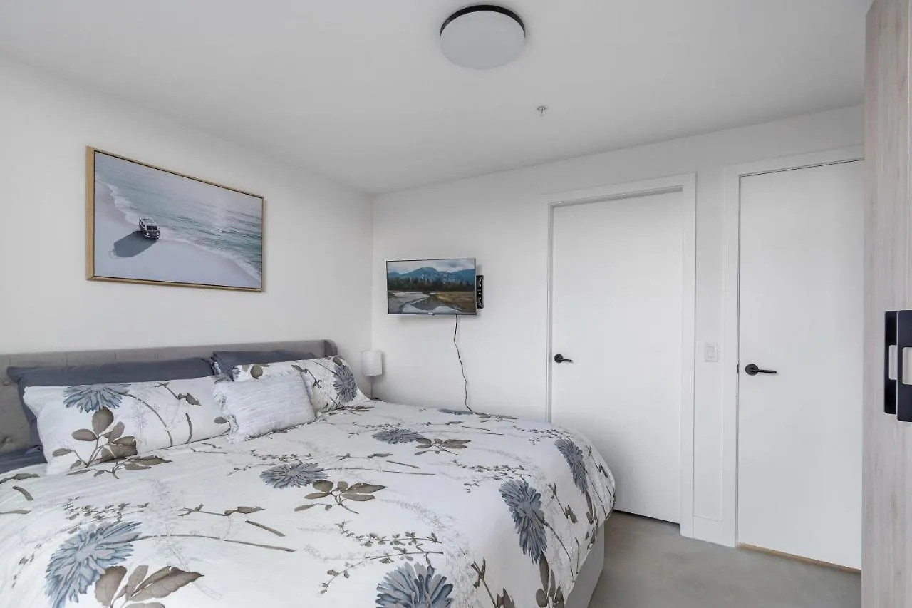 Stylish & Modern 2-Bedroom Apartment Vancouver