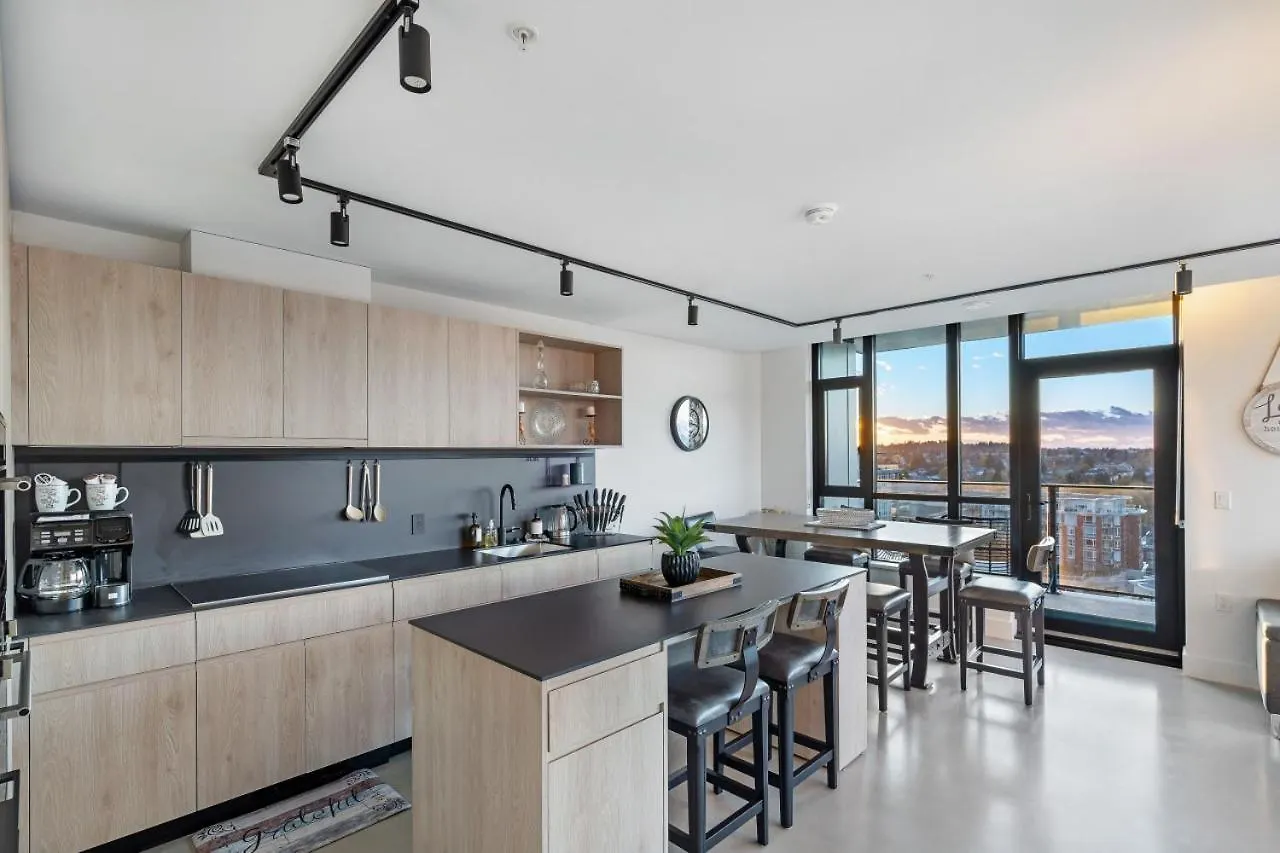 Stylish & Modern 2-Bedroom Apartment Vancouver