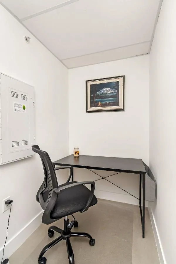 Stylish & Modern 2-Bedroom Apartment Vancouver